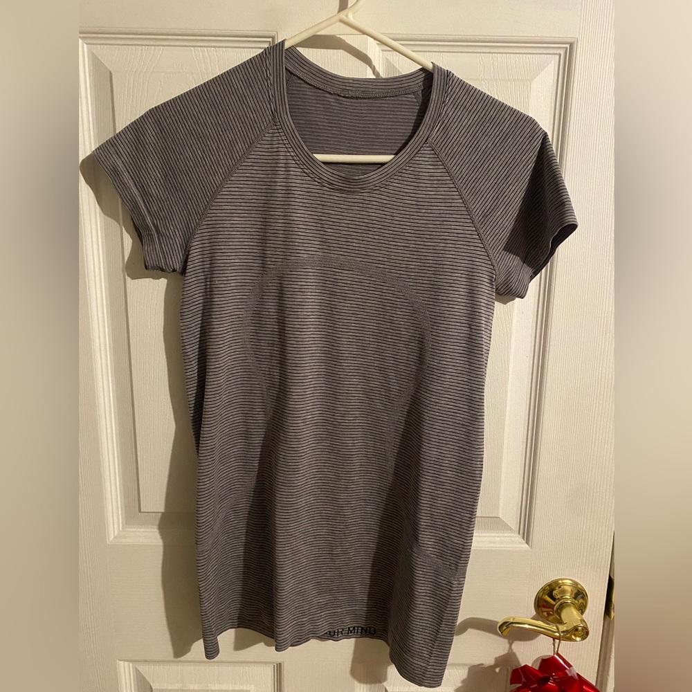 Lululemon women’s swiftly tech size 8 gray and black full length short sleeve
